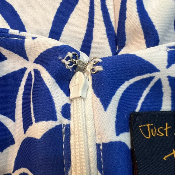 Just . . .Taylor Royal Blue and White Geometric Print Sleeveless Dress. Size 8. - Picture 4 of 13